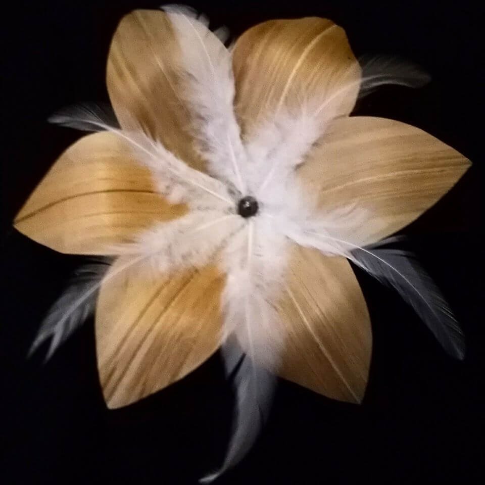 Flor Pandanus Con Perla Y Plumas Para El Cabello diametro 20cm - Imagen 6