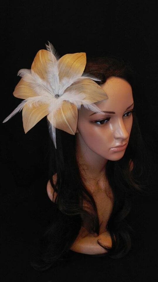 Flor Pandanus Con Perla Y Plumas Para El Cabello diametro 20cm - Imagen 5