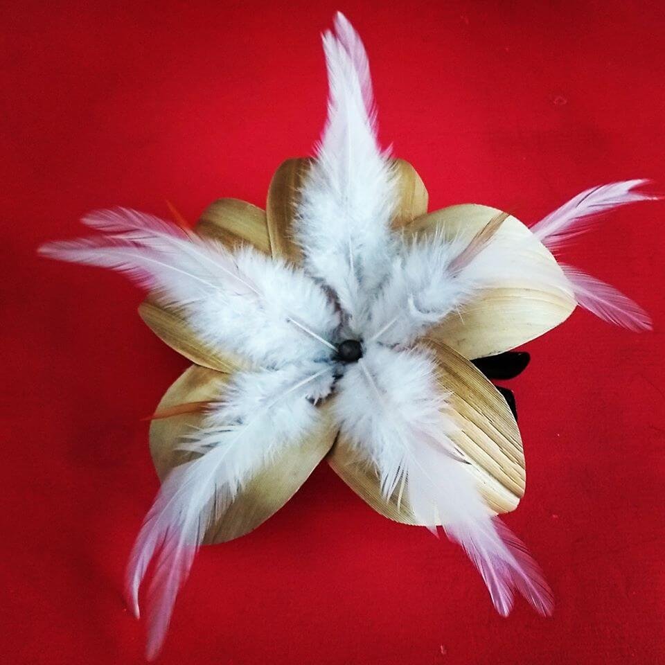 Flor Pandanus Con Perla Y Plumas Para El Cabello diametro 20cm - Imagen 4