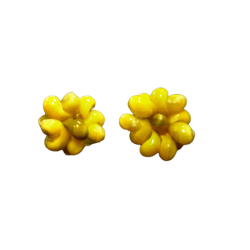 Aros flor de conchitas pipi amarillo con centro verde diametro 1,5cm Con tornillo