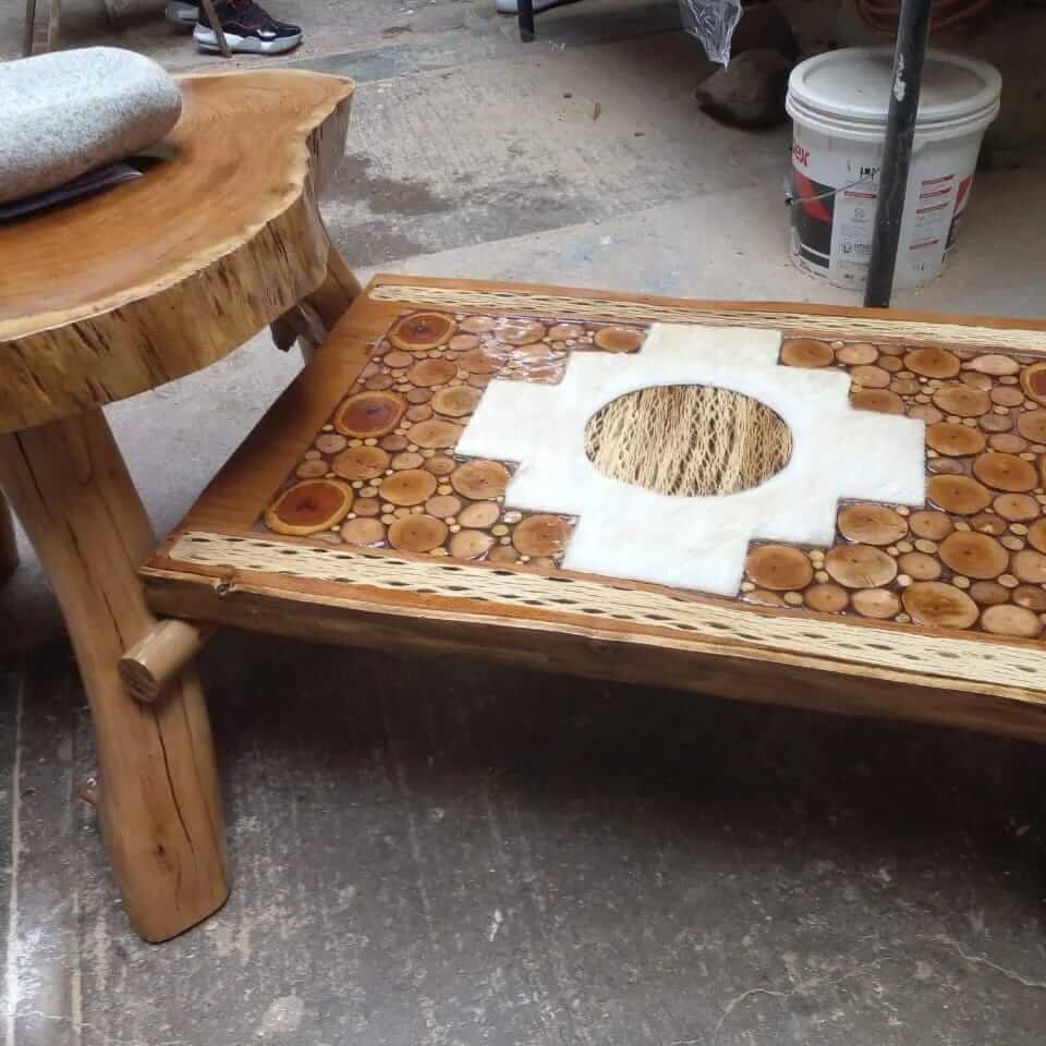 Mesa Licanantay de madera de algarrobo y cuero de chivo - Imagen 5