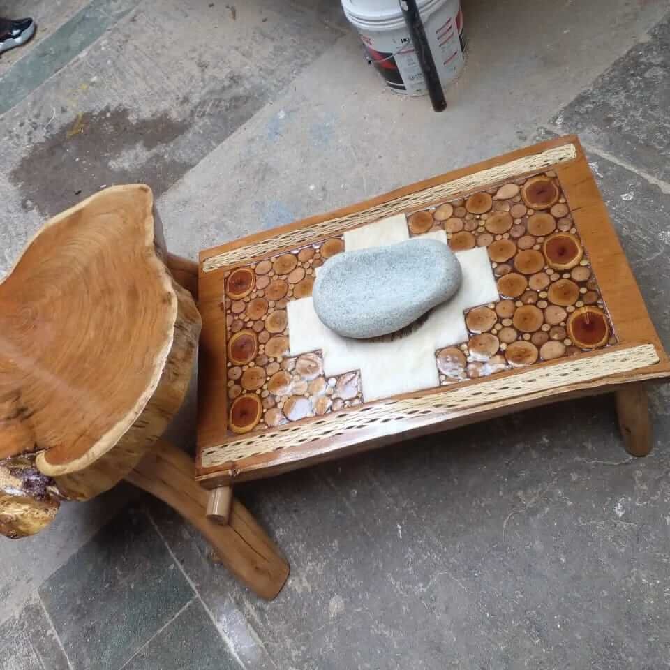 Mesa Licanantay de madera de algarrobo y cuero de chivo - Imagen 4