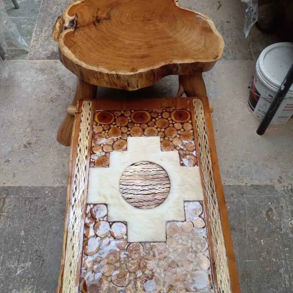 Mesa Licanantay de madera de algarrobo y cuero de chivo - Imagen 3