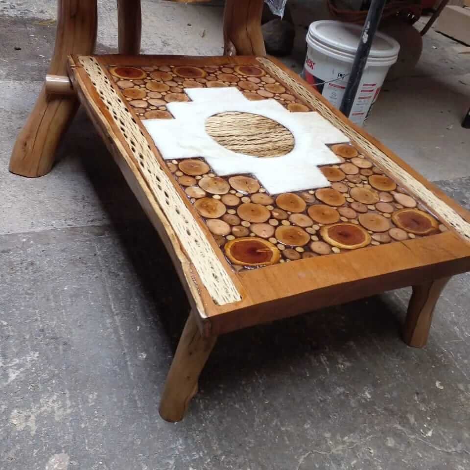 Mesa Licanantay de madera de algarrobo y cuero de chivo - Imagen 2
