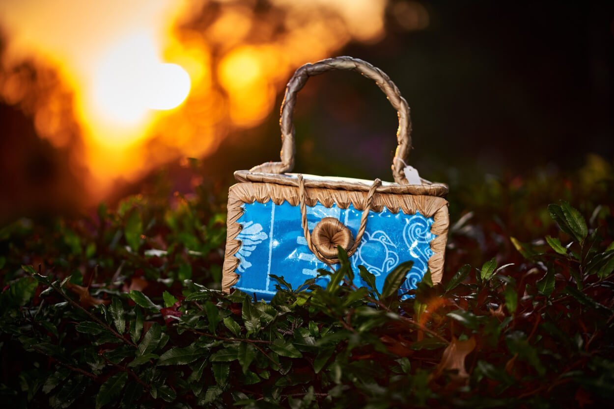 Cartera Fibra de Pandanus Y Tela con tortugas - Imagen 11